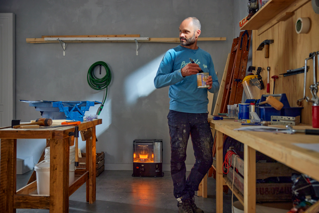 Qlima R 3224 X Black – 2.4 kW Portable Paraffin Wick Heater, 16.8